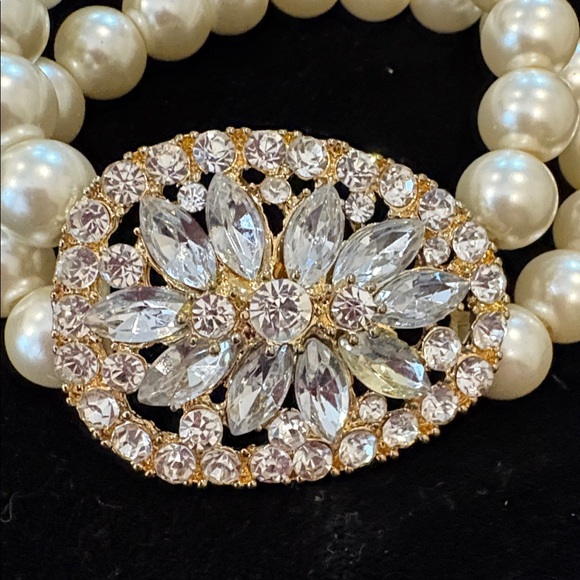 Jewelry - Elegant Pearl and Crystal Bracelet